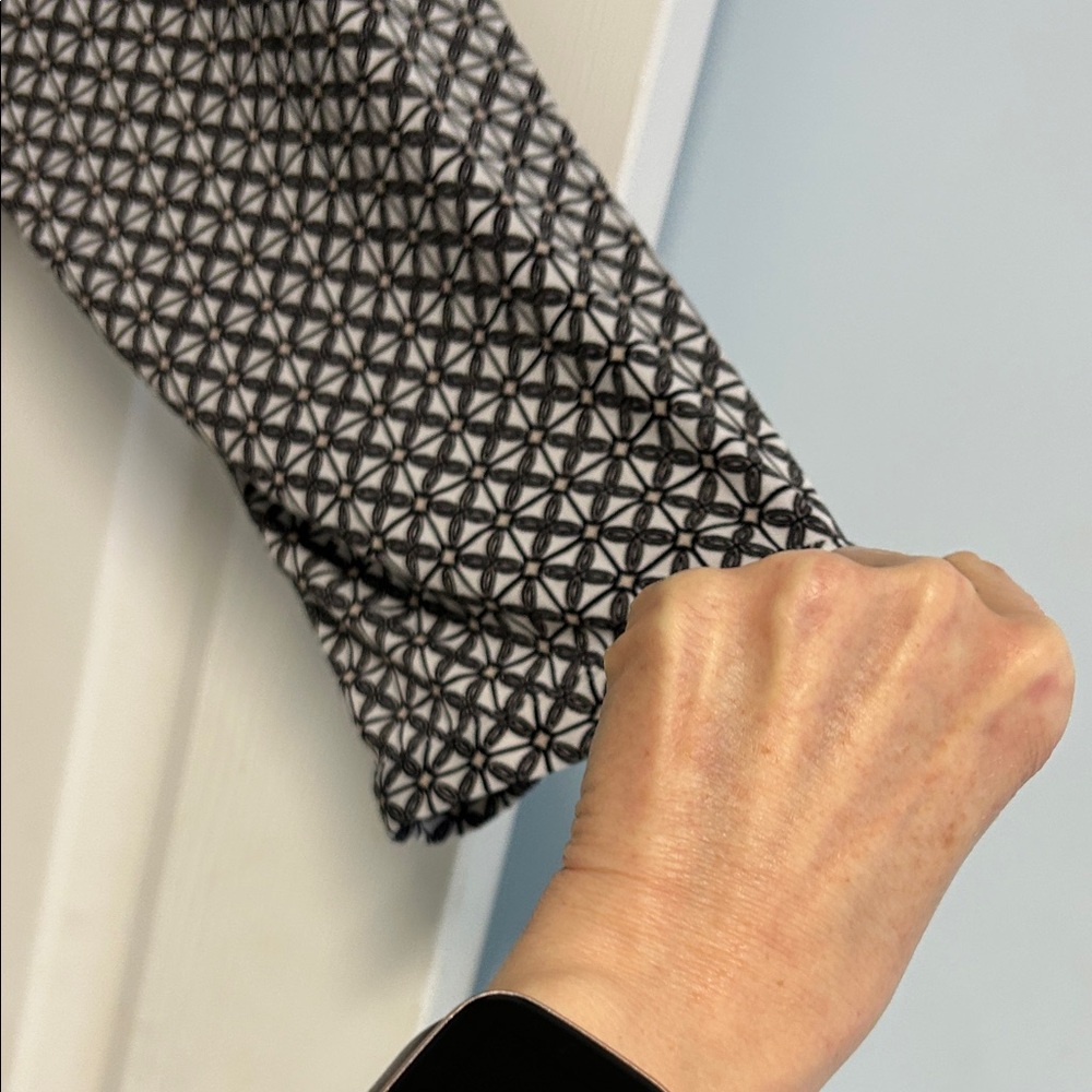 Dana Buchman Black and White Patterned Blouse - Picture 7 of 12